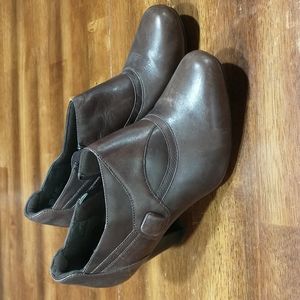 Clark's bendables brown leather 3 inch heeled boots women size 10